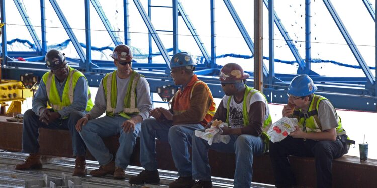 Tips On How To Manage Construction Worker Lunch Break