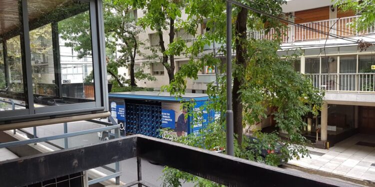 How to Equip a Workplace on the Balcony