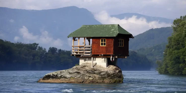 6 Basic Aspects To Consider When Buying A House in the UK