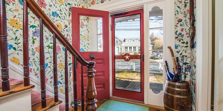 What is a Storm Door and How Much Does it Cost to Install One?