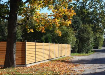 Why You Should Repair Your Wood Fence Before Winter Hits