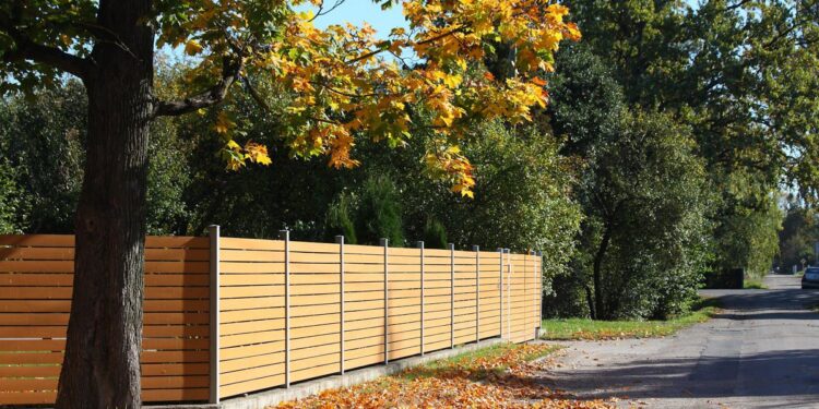 Why You Should Repair Your Wood Fence Before Winter Hits