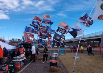 The Benefits of Using Custom Flags to Promote Your Business