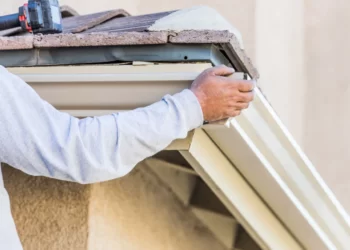 installing the gutter in the 2 story house