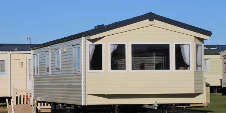 Tips For Finding And Repairing Mobile Home Roof Leaks