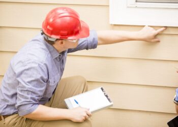 Worker doing house inspectiom