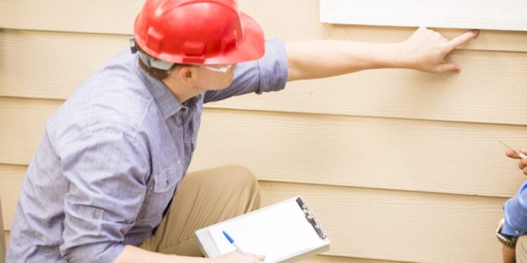 Worker doing house inspectiom