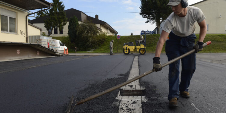 Tips for Maintaining Your Asphalt Driveway