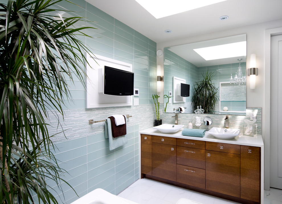 colorful ensuite bathroom