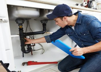 4 Plumbing Issues That Show You Need a Professional to Fix
