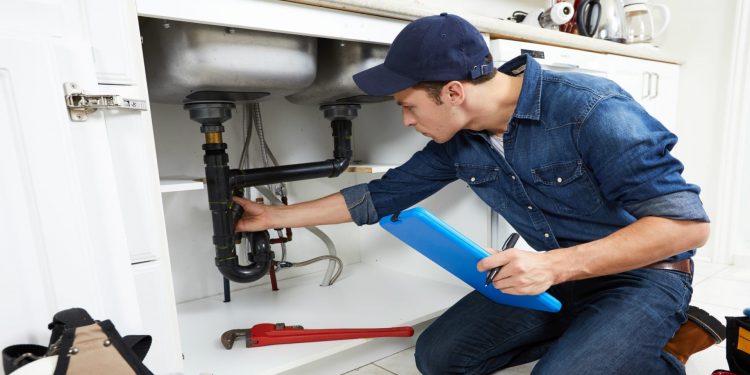 4 Plumbing Issues That Show You Need a Professional to Fix