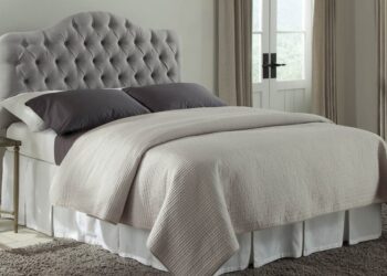 What is the Perfect Rug Size for a Queen Bed?