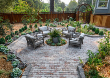 How to refresh your Backyard for every season using your Furniture?