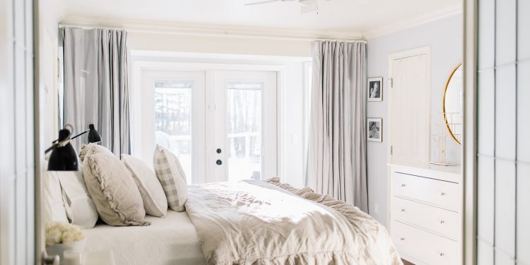 How to Decorate a Small Master Bedroom: A Decorator’s Insights