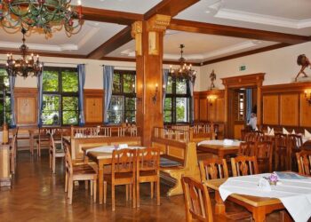 Why You Should Get Custom Chairs Made for Your Restaurant