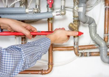 Why plumbing pipes make noise?