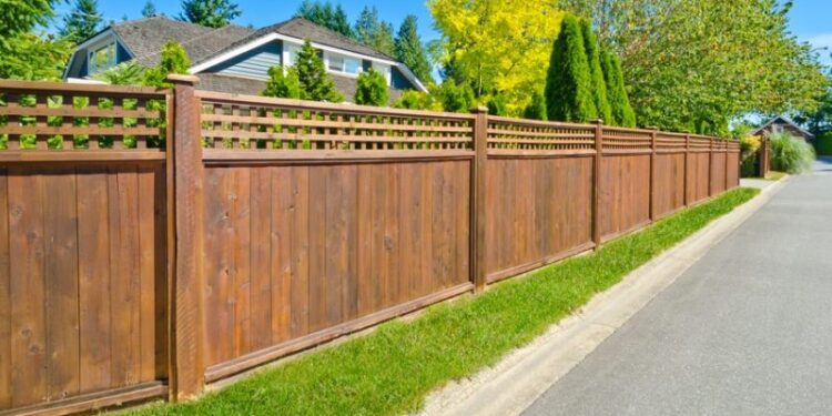 Repairing or Putting Up a Fence: 5 Important Factors to Consider