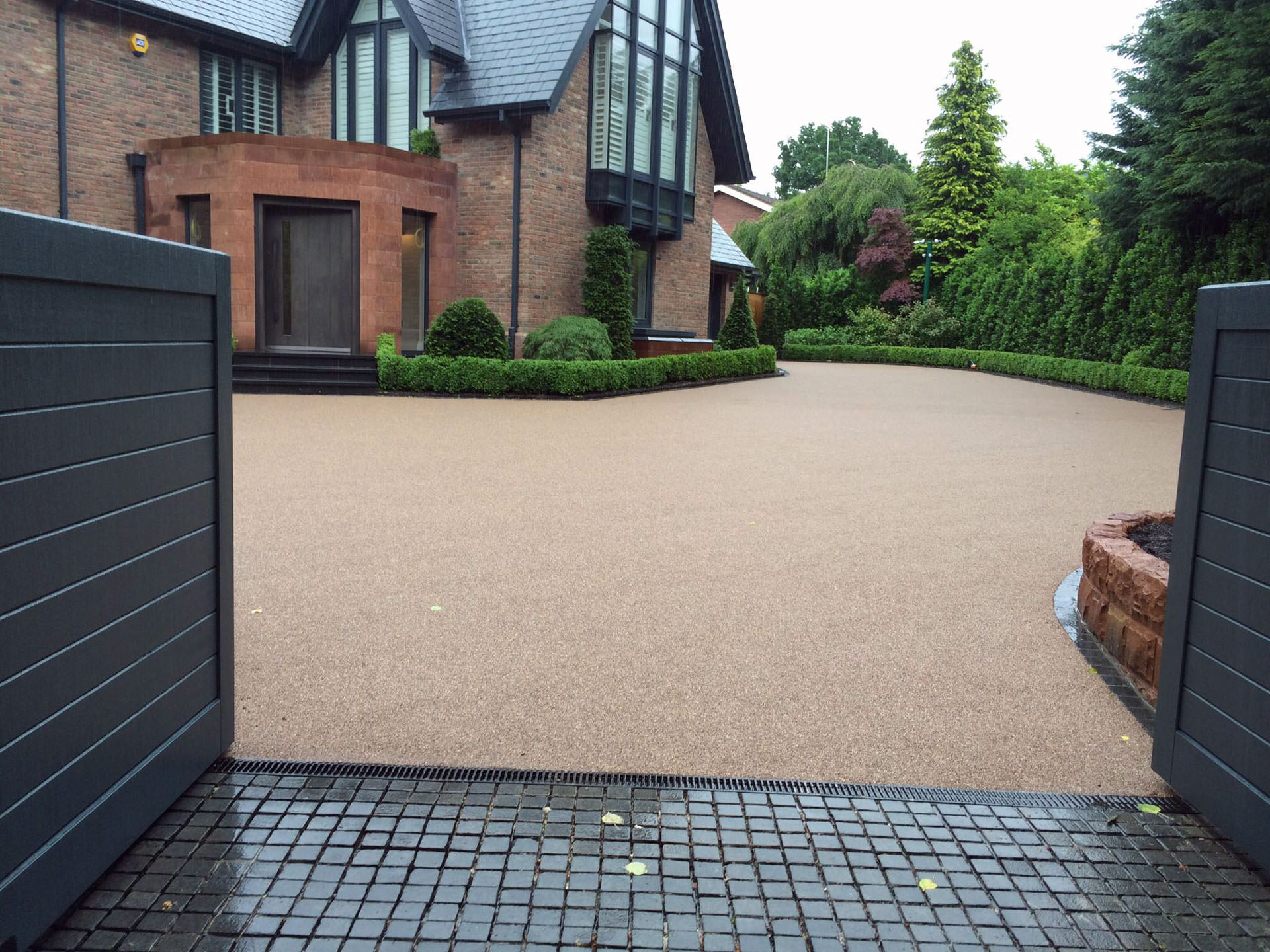 Pros and Cons of Choosing a Resin Bound Driveway House Integrals